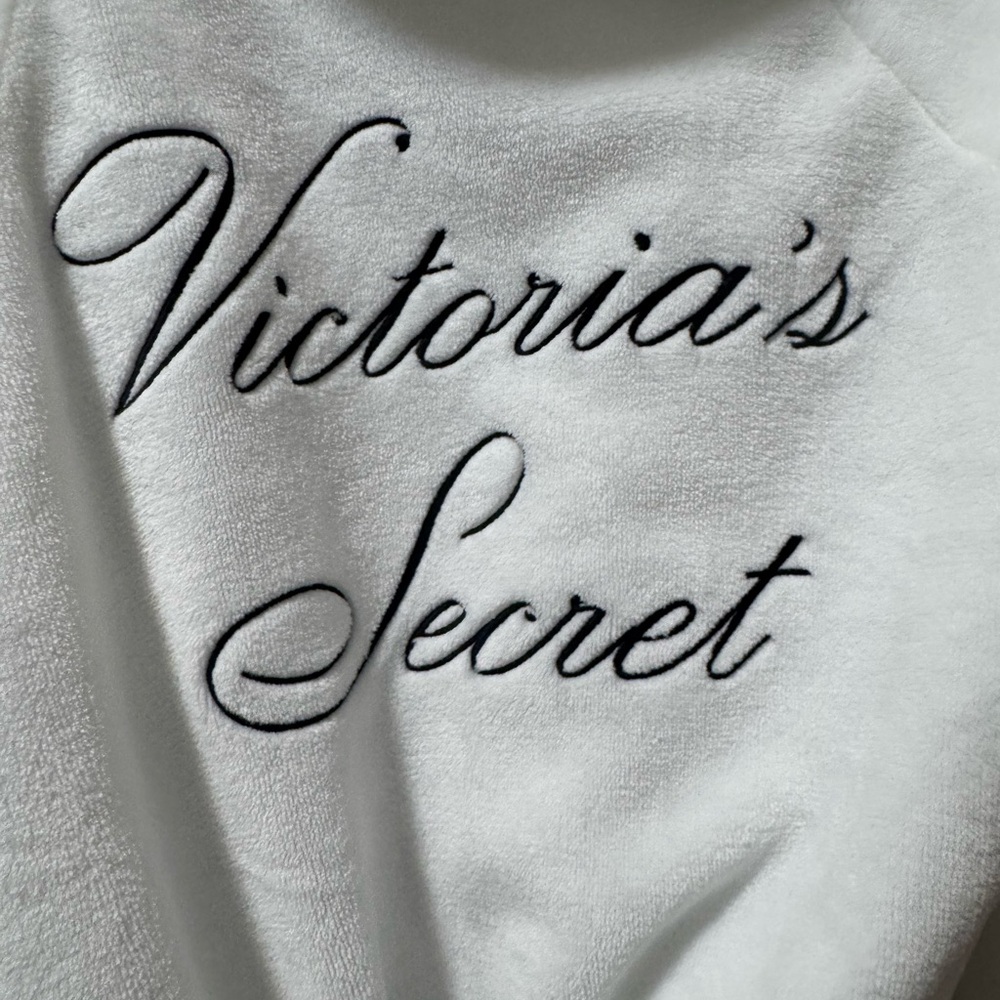 Victoria's Secret White Plush Hooded Robe - Picture 3 of 4